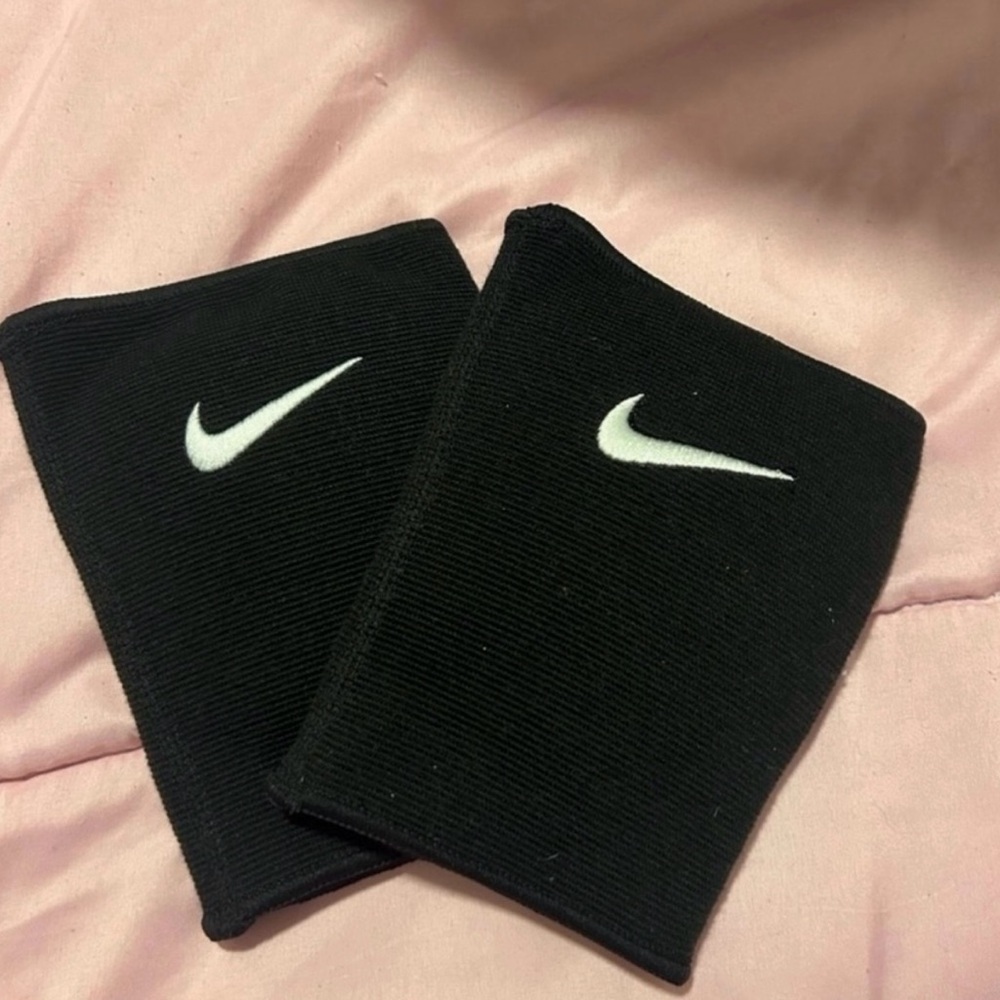 🚫SOLD🚫 Nike Black and White knee pads